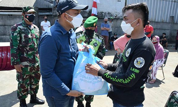 Koordinator logistik PPKM Kota Bogor sekaligus Dirut Perumda Pasar Pakuan Jaya, Muzakkir. tengah memberikan bantuan sembako