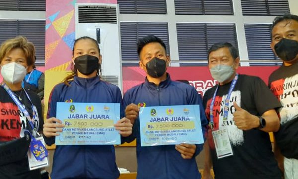 Dua atlet Kempo Kota Bogor yang meraih juara di PON XX 2021