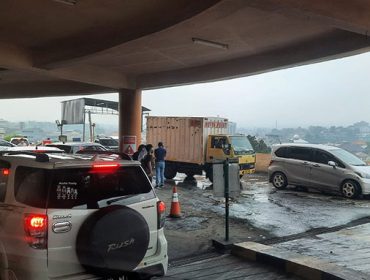 Antrian kendaraan yang berebut keluar dari gedung parkir BTM Bogor,  usai terjadi gempa