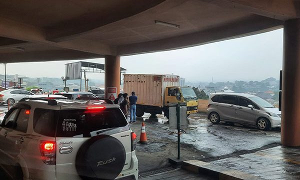 Antrian kendaraan yang berebut keluar dari gedung parkir BTM Bogor,  usai terjadi gempa