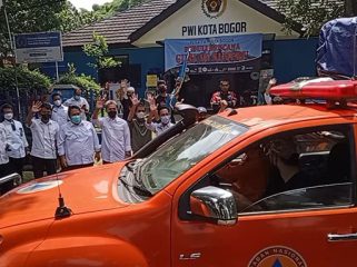 Tim PWI Peka dilepas Wakil Wali Kota Bogor Dedie A Rachim pada tahun 2022 lalu. Tahun ini 2025 PEka PWI Kota Bogor kembali membuka donasi untuk korban bencana. (foto PWI)