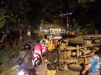 Diduga tak kuat menanjak, truk terguling di tanjakan Gudang, Senin (3/1/2022). 