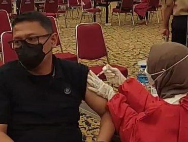 Dirtek Perumda Tirta Pakuan Ardani Yusuf  saat divaksin