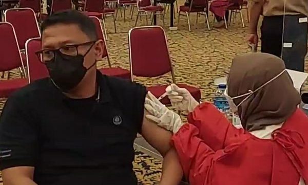 Dirtek Perumda Tirta Pakuan Ardani Yusuf  saat divaksin