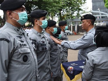 Kepala Biro Umum Bakamla RI Laksma Bakamla Amin Budi Cahyono, S.E. memasangkan tanda pangkat baru. (foto Humas Bakamla RI)