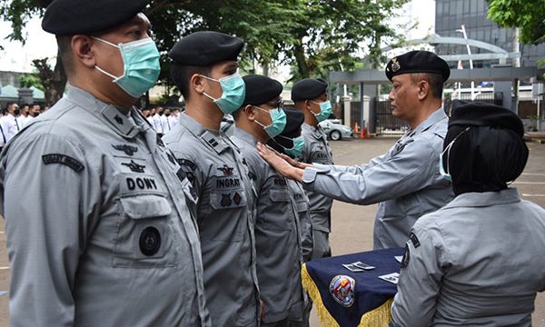 Kepala Biro Umum Bakamla RI Laksma Bakamla Amin Budi Cahyono, S.E. memasangkan tanda pangkat baru. (foto Humas Bakamla RI)