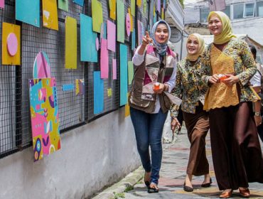 Ketua-Dekranasda-kabupaten-Bandung-Barat-saat-berkunjung-ke-kampung-perca