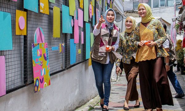 Ketua-Dekranasda-kabupaten-Bandung-Barat-saat-berkunjung-ke-kampung-perca