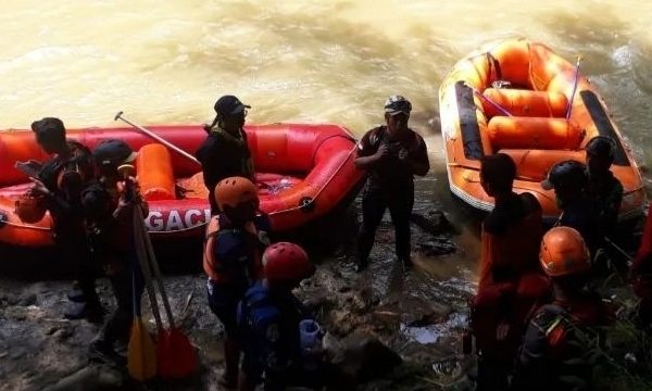 Pencarian korban hanyut di Jalan Dadali Tanah Sareal oleh BPBD Kota Bogor. Foto Bpbd Kota Bogor