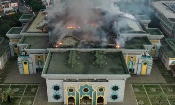 Foto Kubah Masjid JIC terbakar / foto @thiyahnf