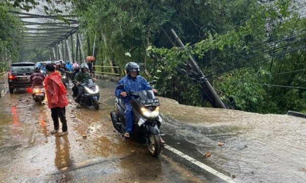 Pondasi Jembatan-Darul-Quran amblas