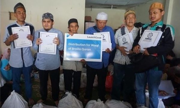 Filantra dan Launchgood Salurkan Al Quran Braille