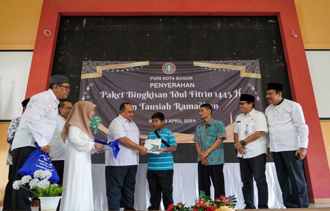 
					Atang Trisnanto Bersama PGRI Kota Bogor Bagikan Bingkisan Idul Fitri