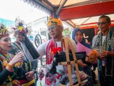 pj walikota bogor hery antasari meninjau langsung peserta bazar dari 6 kecamatan.