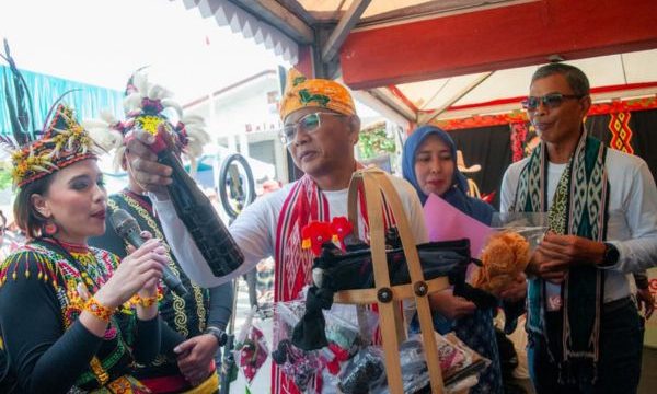 pj walikota bogor hery antasari meninjau langsung peserta bazar dari 6 kecamatan.