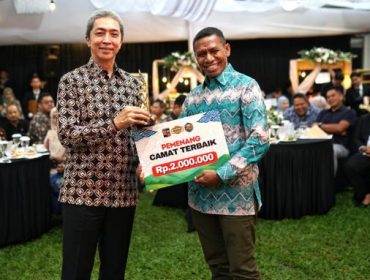Wali Kota Bogor Dedie Rachim menyerahkan hadiah kepada Camat Bogor Tengah Theo. Foto: Kominfo Kota Bogor