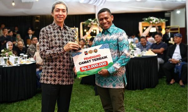 Wali Kota Bogor Dedie Rachim menyerahkan hadiah kepada Camat Bogor Tengah Theo. Foto: Kominfo Kota Bogor