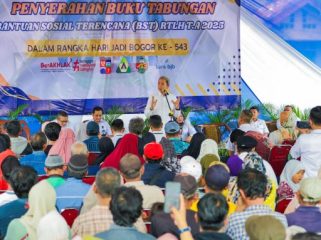 Walikota Bogor Dedie Rachim serahkan bantuan RTLH. Foto : Kominfo Kota Bogor