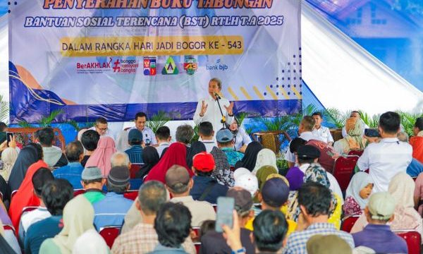 Walikota Bogor Dedie Rachim serahkan bantuan RTLH. Foto : Kominfo Kota Bogor