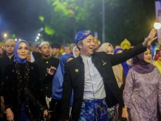 Wali Kota Bogor Dedie Rachim menyapa warga saat melntas di Jalan Sudirman. Foto: Kominfo Kota Bogor