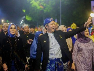 Wali Kota Bogor Dedie Rachim menyapa warga saat melntas di Jalan Sudirman. Foto: Kominfo Kota Bogor
