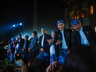 Wali Kota Bogor Dedie Rachim dan Wakil Wali Kota Jenal Mutaqin menyapa warga di acara helaran. Foto : Kominfo Kota Bogor