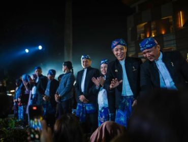 Wali Kota Bogor Dedie Rachim dan Wakil Wali Kota Jenal Mutaqin menyapa warga di acara helaran. Foto : Kominfo Kota Bogor