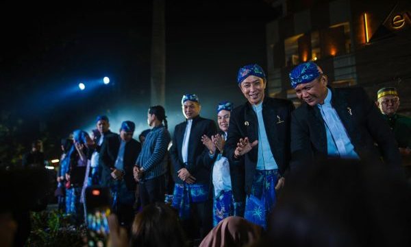 Wali Kota Bogor Dedie Rachim dan Wakil Wali Kota Jenal Mutaqin menyapa warga di acara helaran. Foto : Kominfo Kota Bogor
