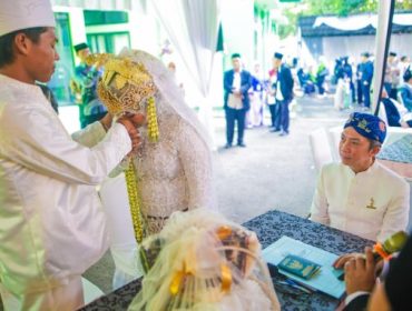 Wali Kota Bogor Dedie Rachim jadi saksi nikah massal. Foto: Kominfo Kota Bogor