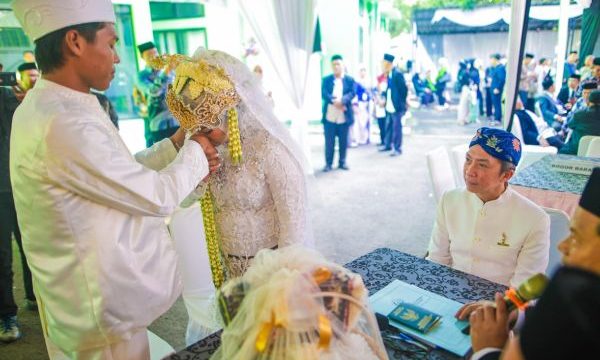 Wali Kota Bogor Dedie Rachim jadi saksi nikah massal. Foto: Kominfo Kota Bogor