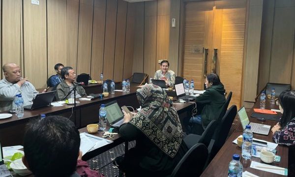 Komisi Penelitian, Pendataan, dan Ratifikasi dewan pers, tengah melakukan rapat verikasi media. Foto: istimewa