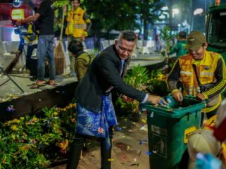 Wakil Wali Kota Jenal Mutaqin memunguti sampah paska acara helaran. Foto: Saefuloh