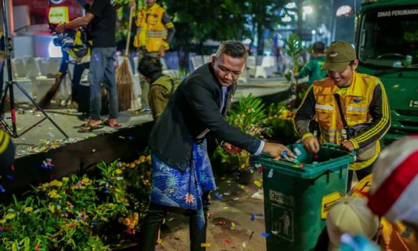 Wakil Wali Kota Jenal Mutaqin memunguti sampah paska acara helaran. Foto: Saefuloh