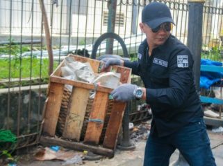 Wakil Wali Kota Jenal Mutaqin membersihkan sampah di daerah Jalan Merdeka. Foto: Kominfo Kota Bogor