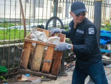 Wakil Wali Kota Jenal Mutaqin membersihkan sampah di daerah Jalan Merdeka. Foto: Kominfo Kota Bogor