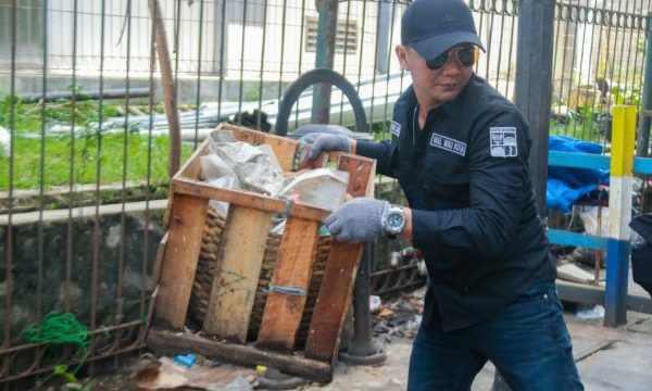 Wakil Wali Kota Jenal Mutaqin membersihkan sampah di daerah Jalan Merdeka. Foto: Kominfo Kota Bogor