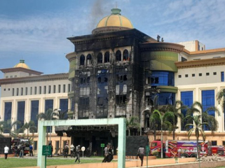 Gedung Al Munawwarah di Asrama Haji Medan terbakar.  Foto: (Nizar Aldi/detikSumut)