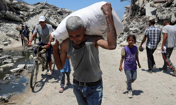 Ilustrasi warga Gaza, Palestina, berharap bantuan di tengah perang. Foto: (REUTERS/Mahmoud Issa)