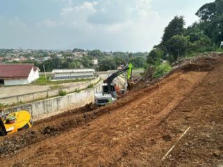Dua beko tengah melakukan pemadatan tanah di tebing underpas Batutulis, Jumat (18/7/2025). Foto: Kominfo Kota Bogor