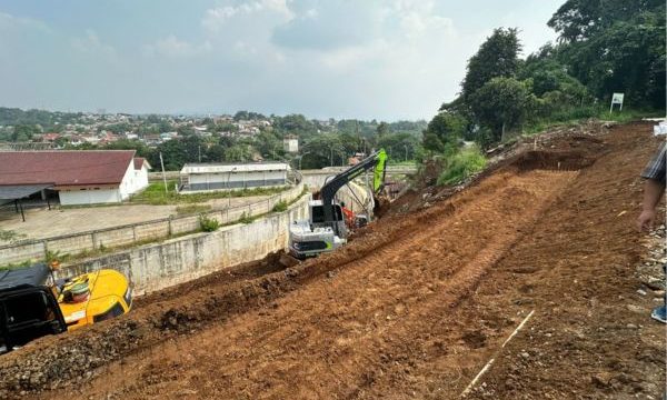 Dua beko tengah melakukan pemadatan tanah di tebing underpas Batutulis, Jumat (18/7/2025). Foto: Kominfo Kota Bogor