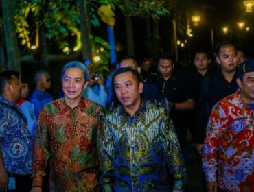 Wali Kota Bogor Dedie A Rachim  (batik coklat/kiri) di acara launching jaga desa di Lembur Pakuan.  Foto: Kominfo Kota Bogor