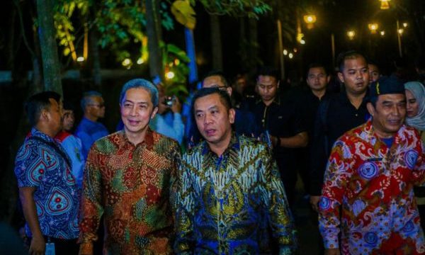 Wali Kota Bogor Dedie A Rachim  (batik coklat/kiri) di acara launching jaga desa di Lembur Pakuan.  Foto: Kominfo Kota Bogor