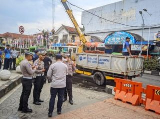 Petugas Dishub Kota Bogor membuka celukan untuk angkot berhenti. Foto: Bogorkita