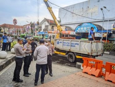Petugas Dishub Kota Bogor membuka celukan untuk angkot berhenti. Foto: Bogorkita