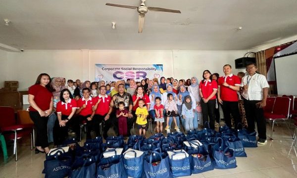 Aston Hotel dan Resort memberikan bantuan stunting bagi warga Kelurahan Pamoyanan. Foto : istimewa