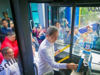 Wali kota Bogor Dedie A Racim menaiki angkutan massal biskita transpakuan. 
Foto: Kominfo Kota Bogor