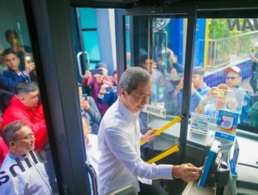 Wali kota Bogor Dedie A Racim menaiki angkutan massal biskita transpakuan. 
Foto: Kominfo Kota Bogor