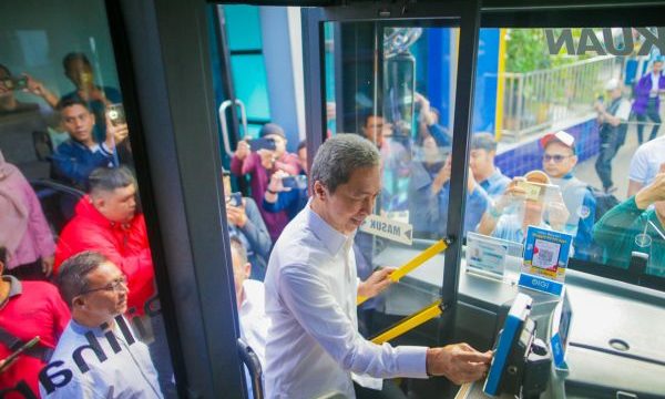 Wali kota Bogor Dedie A Racim menaiki angkutan massal biskita transpakuan. 
Foto: Kominfo Kota Bogor