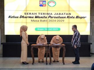 Sekdakot Bogor Denny Mulyadi menyaksikan serah terima jabatan Ketua DWP Kota Bogor periode 2024-2029. Foto: Kominfo Kota Bogor