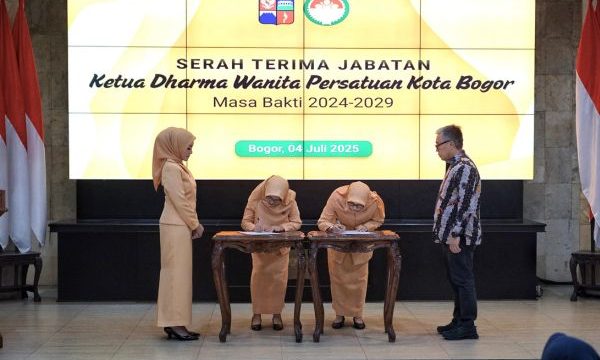 Sekdakot Bogor Denny Mulyadi menyaksikan serah terima jabatan Ketua DWP Kota Bogor periode 2024-2029. Foto: Kominfo Kota Bogor